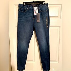 Torrid Sky High Skinny jeans 16R-Never worn (tags still on)